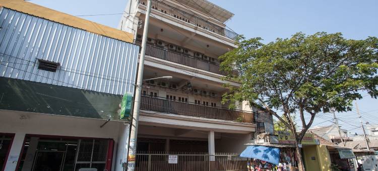 塔曼弗洛拉附近瑞德多兹酒店(RedDoorz Near Taman Flora)图片