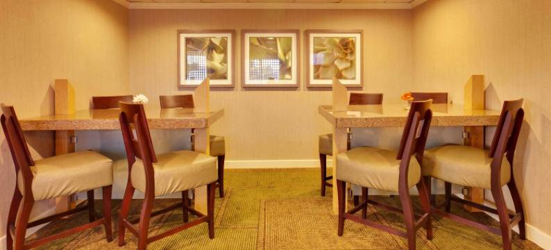 普拉茨堡拉昆塔温德姆套房酒店(La Quinta Inn & Suites by Wyndham Plattsburgh)图片