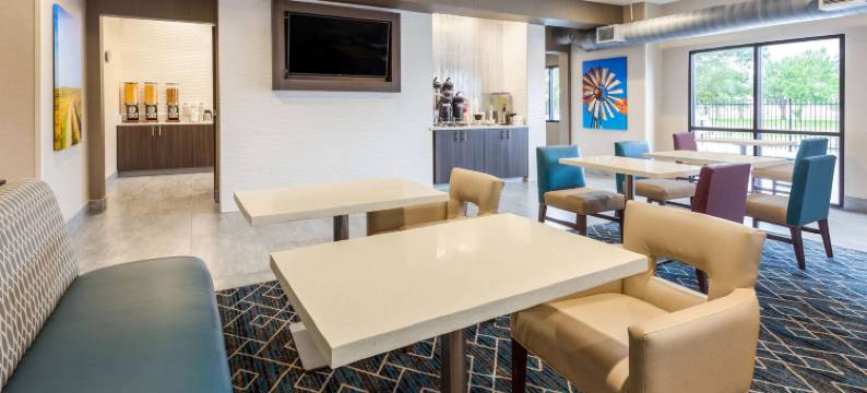 威奇托机场拉昆塔温德姆套房酒店(La Quinta Inn & Suites by Wyndham Wichita Airport)图片