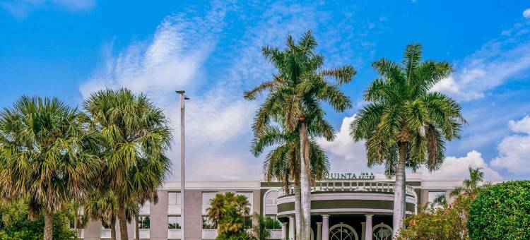 那不勒斯市区拉昆塔温德姆套房酒店(La Quinta Inn & Suites by Wyndham Naples Downtown)图片