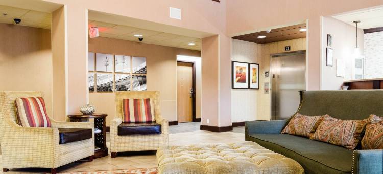 舒适套房酒店(Russell Inn & Suites)图片