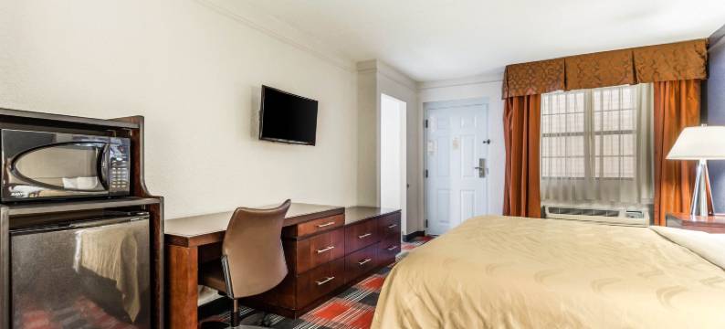 品质酒店及套房-机场(Quality Inn & Suites Airport)图片