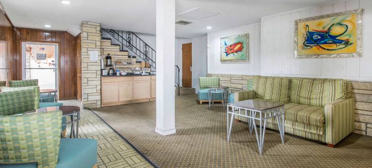 温特黑文湖泊群罗德威套房旅馆(Rodeway Inn & Suites Winter Haven Chain of Lakes)图片