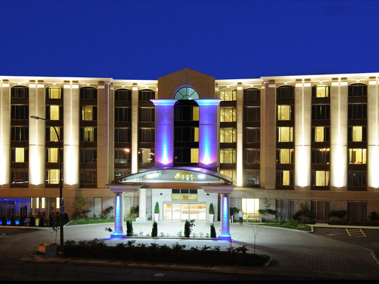 Holiday Inn & Suites 蒙特利尔机场