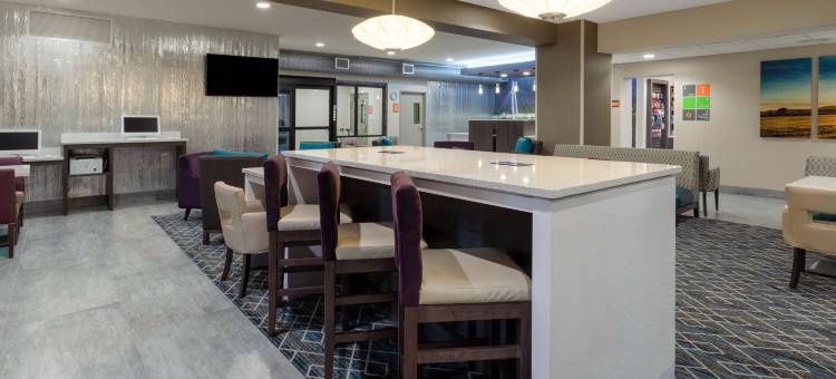 威奇托机场拉昆塔温德姆套房酒店(La Quinta Inn & Suites by Wyndham Wichita Airport)图片