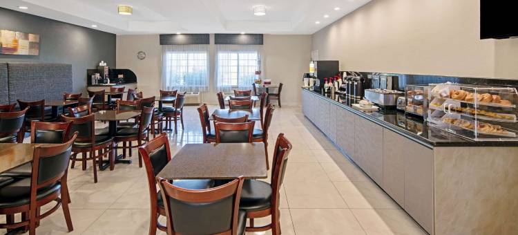 温德姆梅赛德斯奥特莱斯购物中心拉昆塔温德姆酒店套房(La Quinta Inn & Suites by Wyndham Mercedes Outlet Mall)图片