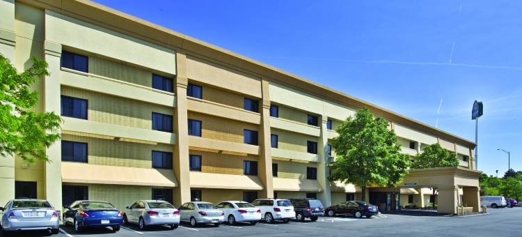 克里夫兰机场北拉昆塔温德姆套房酒店(La Quinta Inn & Suites by Wyndham Cleveland - Airport North)图片