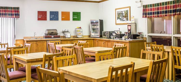 佩托斯基-哈伯斯普林斯凯艺酒店(Quality Inn Petoskey-Harbor Springs)图片