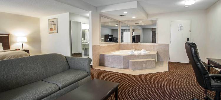 布卢明顿大学区凯艺套房酒店(Quality Inn & Suites Bloomington University Area)图片
