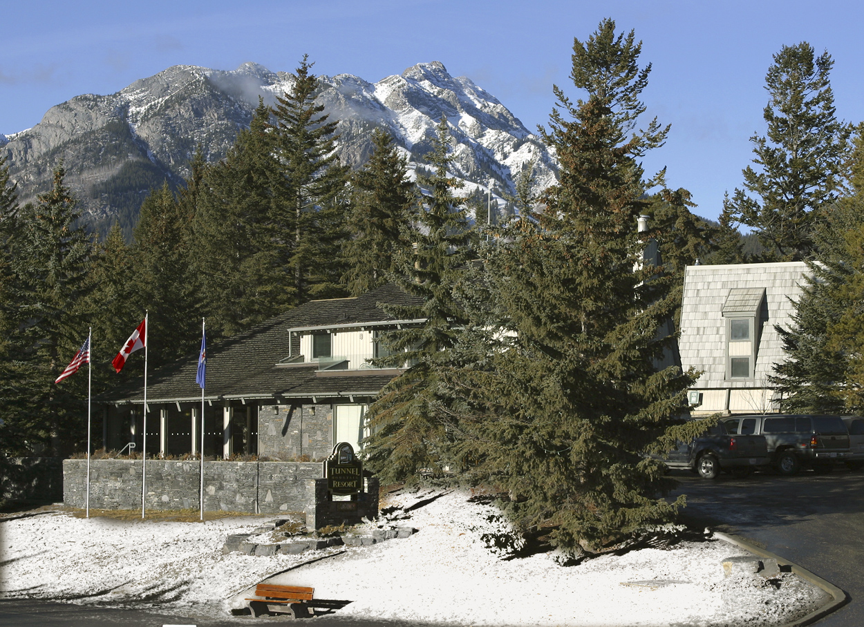 Tunnel Mountain ResortOver view