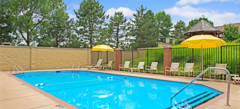 圣路易斯/西港戴斯酒店(Days Inn & Suites by Wyndham St. Louis/Westport Plaza)图片