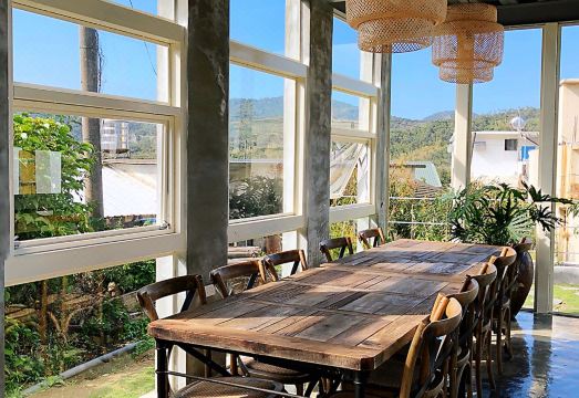 Mooning the Hill Hotel Overview