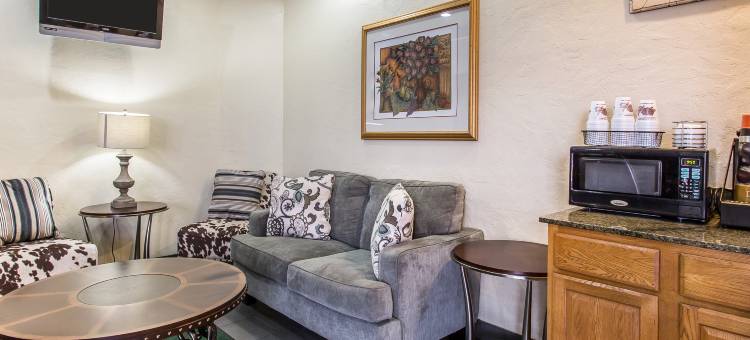 罗德威酒店(Capital O Travelers Inn Lawton Fort Sill)图片