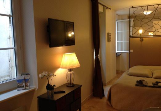 Parenthèse Hotel Overview