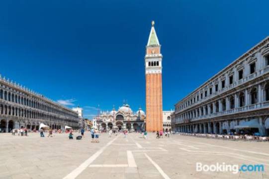 圣马可罗莎酒店(Elegant Apartment with Lift in 17th-Century Palace, Walk to St Marks Square)