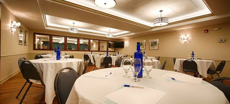 草坪湖贝斯特韦斯特优质套房酒店(Best Western Plus Lawnfield Inn  Suites)图片