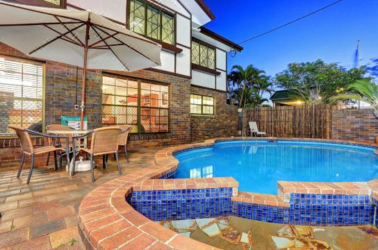 Chalet Motor Inn Bundaberg Hotel Reviews And Room Rates - 