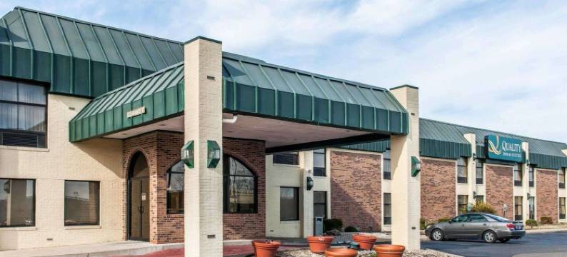 谢尔比维尔 I-74 凯艺套房酒店(Quality Inn & Suites Shelbyville I-74)图片