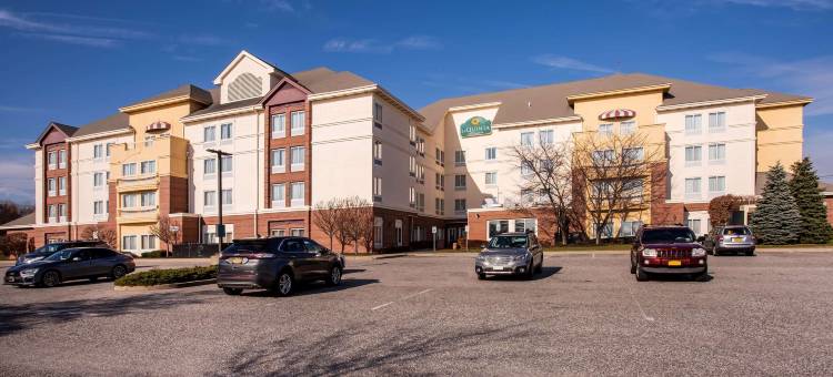 艾斯利普麦克阿瑟机场拉昆塔温德姆套房酒店(La Quinta Inn & Suites by Wyndham Islip - MacArthur Airport)图片