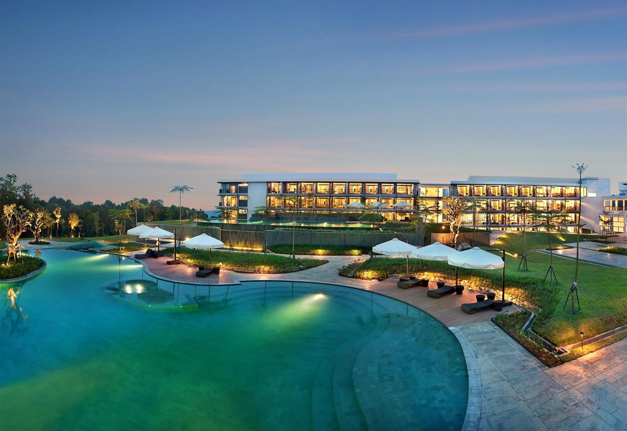 Royal Tulip Golf Resort Gunung Geulis Over view