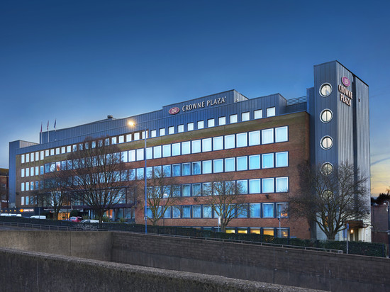 伦敦伊灵皇冠假日酒店