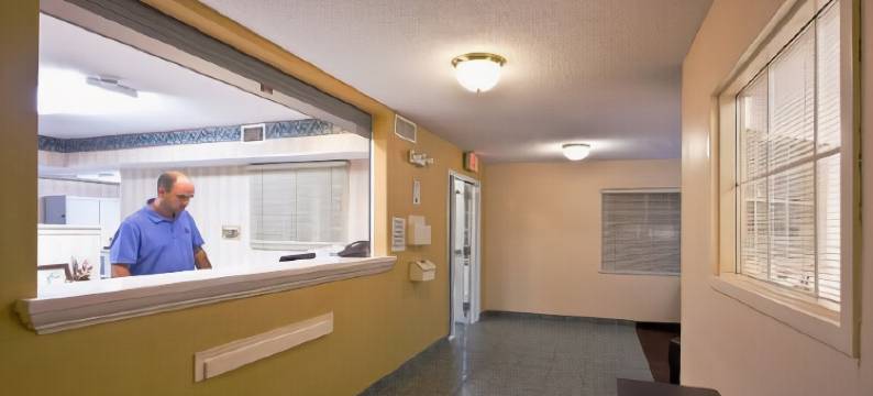 底特律法明顿山美茵斯坦套房酒店(MainStay Suites Detroit Farmington Hills)图片