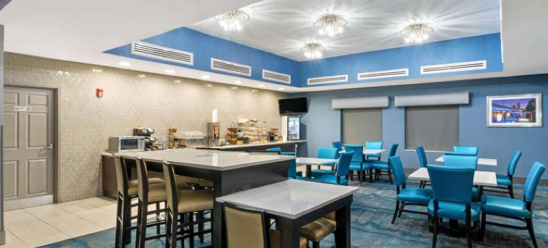 凤凰城I-10西拉昆塔温德姆套房酒店(La Quinta Inn & Suites by Wyndham Phoenix I-10 West)图片