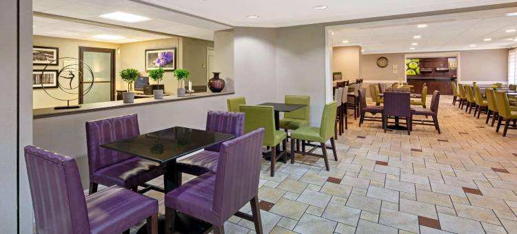 迈阿密机场东拉昆塔温德姆套房酒店(La Quinta Inn & Suites by Wyndham Miami Airport East)图片