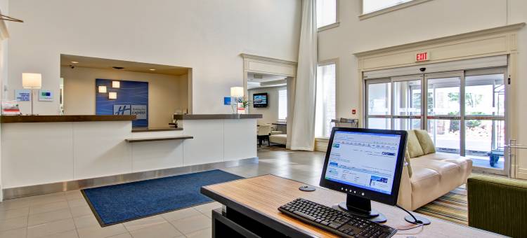 Holiday Inn Express 惠特奥沙瓦(Holiday Inn Express Whitby Oshawa)图片