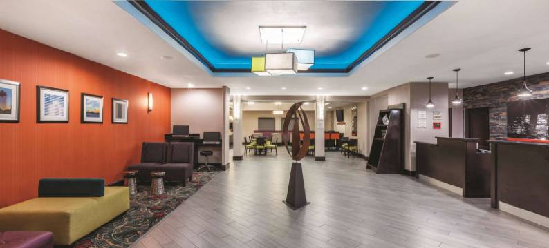 休斯敦布什国际机场东拉昆塔温德姆套房酒店(La Quinta Inn & Suites by Wyndham Houston Bush Intl Airpt E)图片