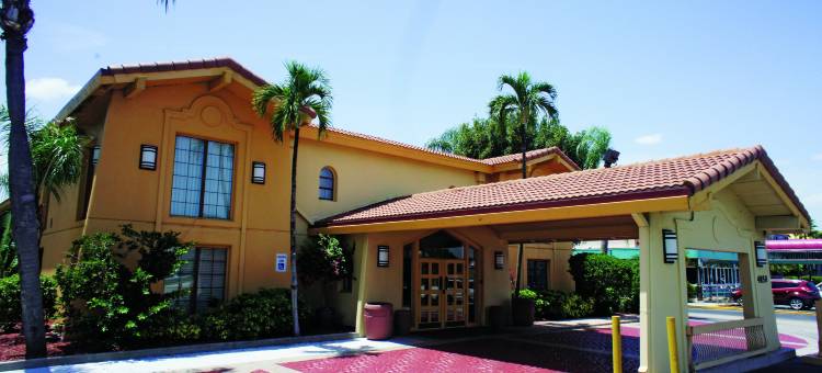 迈尔斯堡中心温德姆贝蒙特酒店(Baymont by Wyndham Fort Myers Central)图片