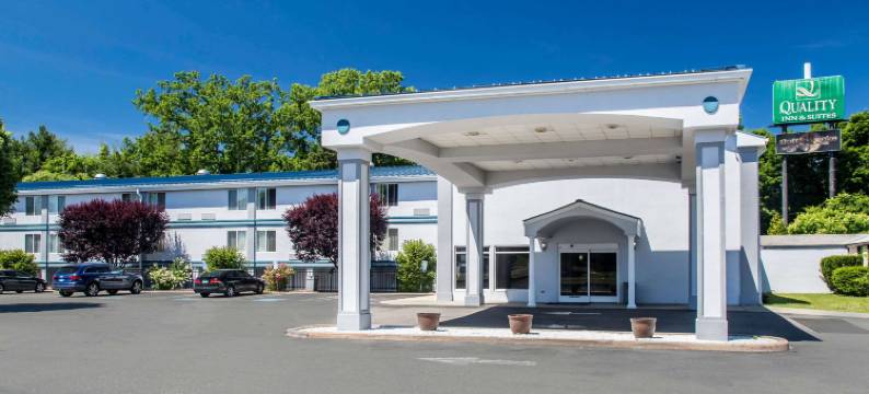 丹伯里凯艺套房酒店-近大学(Quality Inn & Suites Danbury Near University)图片
