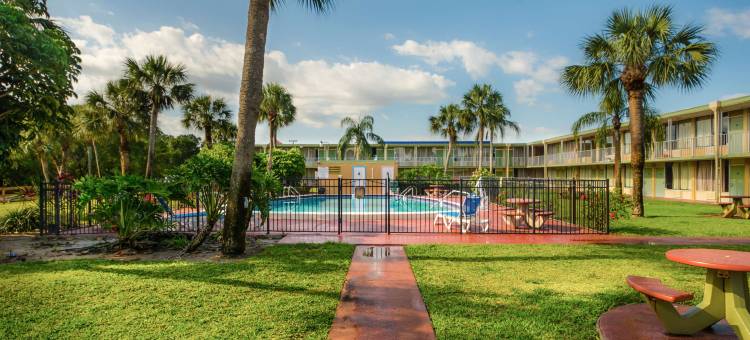 维洛海滩- I-95 家乡小套房红屋顶酒店(HomeTowne Studios Vero Beach - I-95)图片