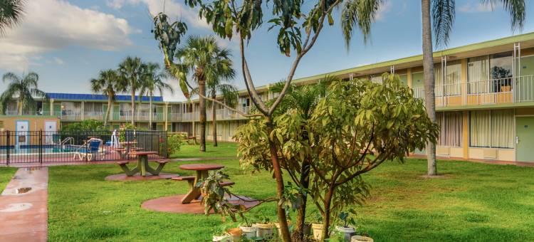 维洛海滩- I-95 家乡小套房红屋顶酒店(HomeTowne Studios Vero Beach - I-95)图片