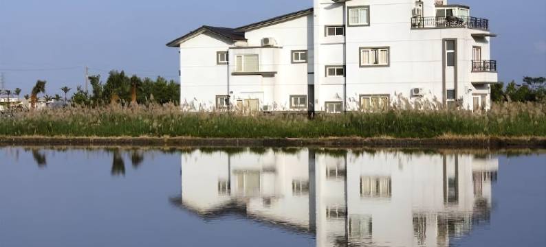 湖水映渡假民宿图片