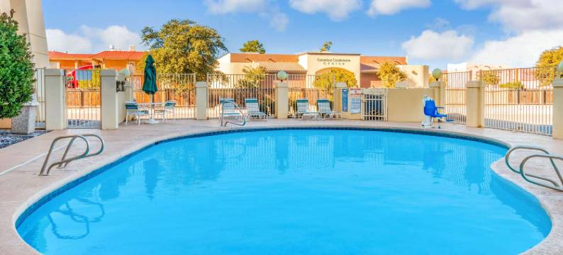 拉斯克鲁塞斯奥甘山拉昆塔温德姆套房酒店(La Quinta Inn & Suites by Wyndham Las Cruces Organ Mountain)图片