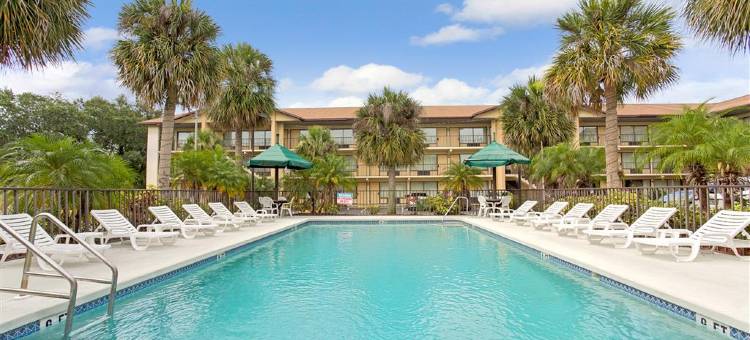 沃思堡福雷斯特希尔拉昆塔温德姆套房酒店(La Quinta Inn & Suites by Wyndham Ft. Worth - Forest Hill TX)图片