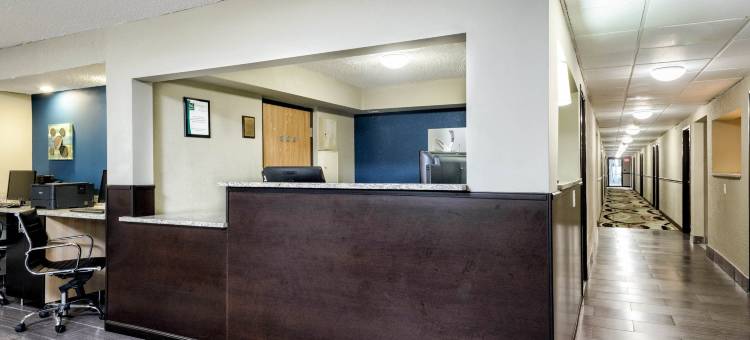 利斯堡湖泊群凯艺套房酒店(Quality Inn & Suites Leesburg Chain of Lakes)图片