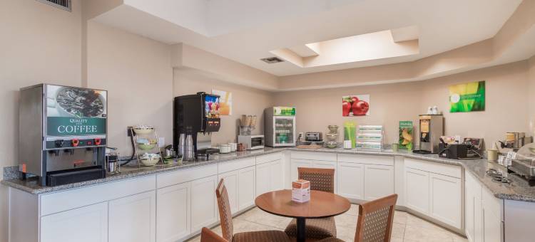 布卢明顿品质酒店-近大学(Quality Inn Bloomington Near University)图片