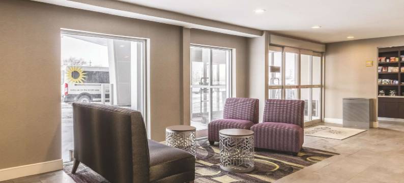 克里夫兰机场北拉昆塔温德姆套房酒店(La Quinta Inn & Suites by Wyndham Cleveland - Airport North)图片