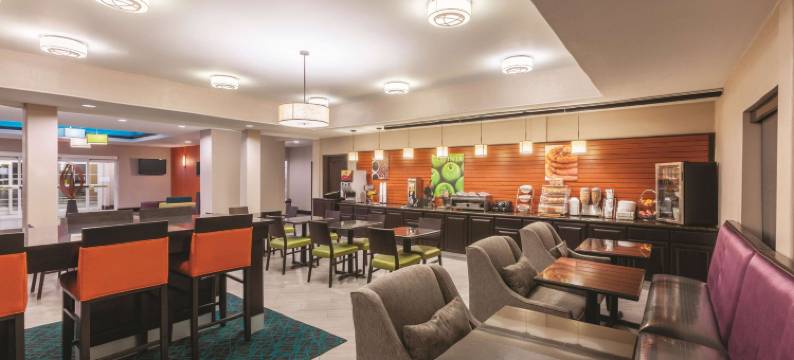休斯敦布什国际机场东拉昆塔温德姆套房酒店(La Quinta Inn & Suites by Wyndham Houston Bush Intl Airpt E)图片