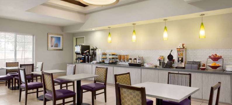弗雷斯诺西北拉昆塔温德姆套房酒店(La Quinta Inn & Suites by Wyndham Fresno Northwest)图片
