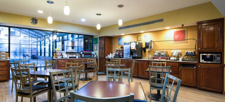 佩里国家博览会场区舒适套房酒店(Comfort Inn & Suites Perry National Fairgrounds Area)图片