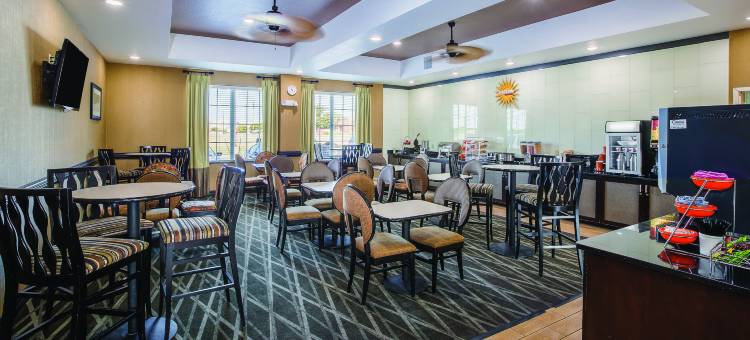 沃思堡福雷斯特希尔拉昆塔温德姆套房酒店(La Quinta Inn & Suites by Wyndham Ft. Worth - Forest Hill TX)图片