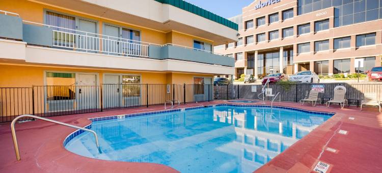 南菲耶斯塔公园罗德威套房酒店(Rodeway Inn & Suites South of Fiesta Park)图片