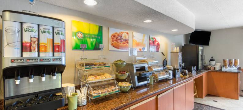 品质酒店及套房(Quality Inn & Suites 5585 Ambler Drive Mississauga Ontario)图片