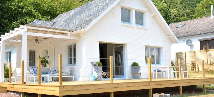 Modern Holiday Home in Waulsort with Terrace图片