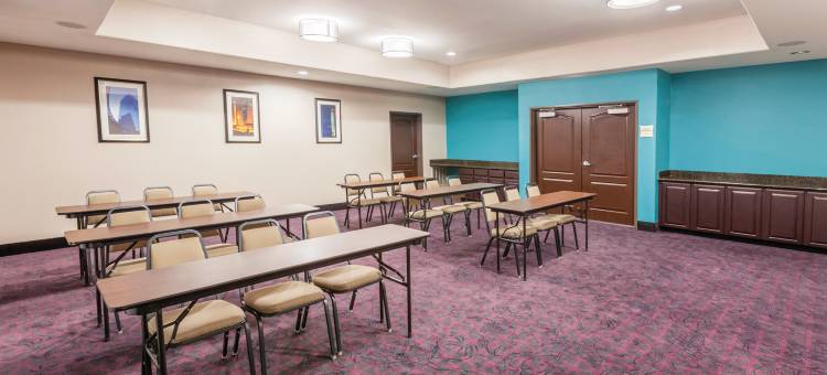 休斯敦布什国际机场东拉昆塔温德姆套房酒店(La Quinta Inn & Suites by Wyndham Houston Bush Intl Airpt E)图片