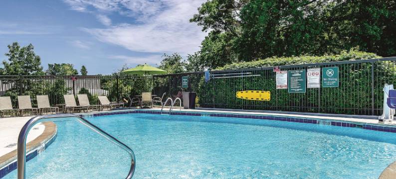 沃威克普罗维登斯机场拉昆塔温德姆套房酒店(La Quinta Inn & Suites by Wyndham Warwick Providence Airport)图片