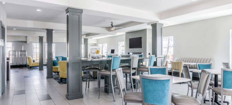 堪萨斯城机场拉昆塔温德姆套房酒店(La Quinta Inn & Suites by Wyndham Kansas City Airport)图片